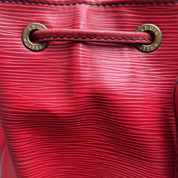 Louis Vuitton LV Paris Shoulder Bag
Petit Noe Red Epi made in France 🇫🇷 - Picture 12 of 16